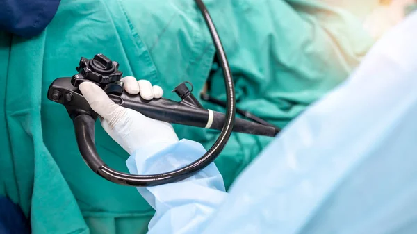 Açık Mavi Önlüklü Bir Doktor Cerrah Hastanedeki Ameliyathanede Kolonoskopi Gastroskopi — Stok fotoğraf