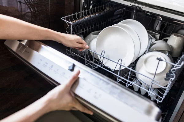 Женщина Заполняет Подержанное Блюдо Посудомоечной Машине Кухне Дома — стоковое фото