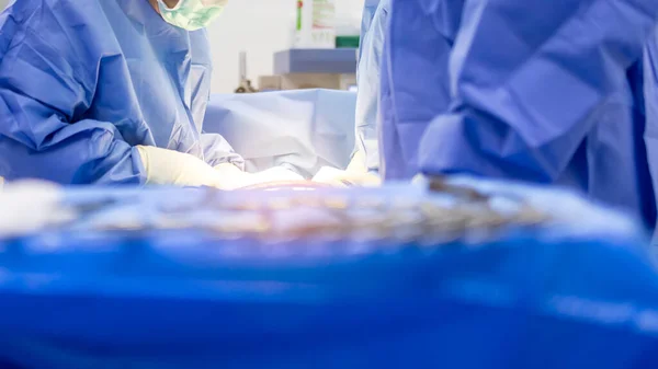 Bir Doktor Cerrah Ekibi Hastanedeki Ameliyathanede Ameliyat Yaptı Mavi Üniformalı — Stok fotoğraf