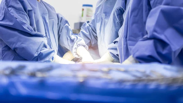 Bir Doktor Cerrah Ekibi Hastanedeki Ameliyathanede Ameliyat Yaptı Mavi Üniformalı — Stok fotoğraf