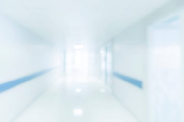 Arka plan için bulanık bir fotoğraf. Arka plan için beyaz zemini olan hastane koridoru ya da koridoru. Açık renkli bir otelin geçidi. Açık ve mavi şeritli..