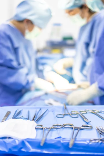 Ameliyat Için Mavi Önlüklü Bulanık Bir Doktor Ekibiyle Ameliyathanede Tıbbi — Stok fotoğraf