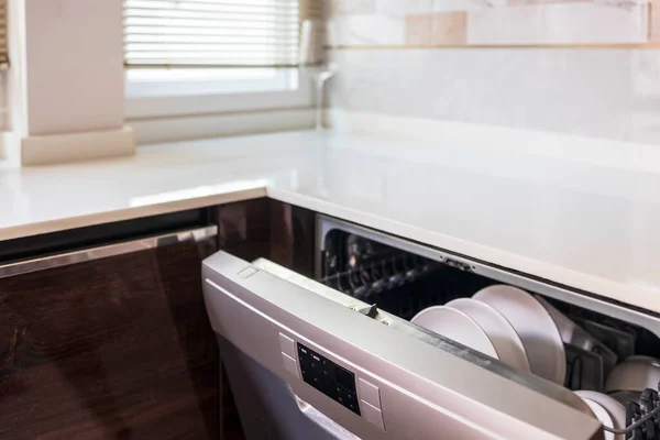 Посудомийна Машина Всередині Красивої Кухні Білим Посудом Який Готується Миття — стокове фото