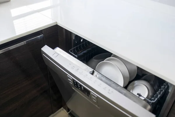 Посудомийна Машина Всередині Красивої Кухні Білим Посудом Який Готується Миття — стокове фото