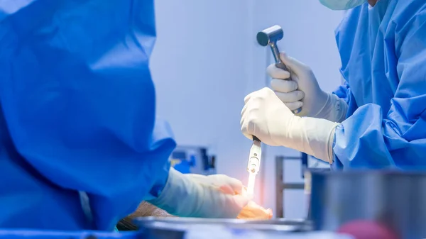 Orvos Vagy Sebész Kék Steril Köpenyben Műtőben Kórházban Elvégezte Ortopédiai — Stock Fotó