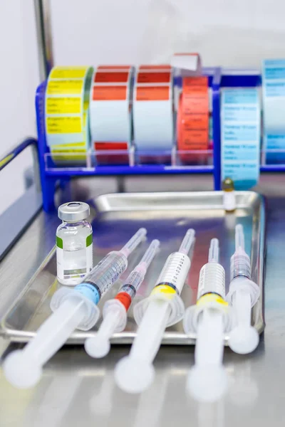 Uma Seringa Médica Com Uma Etiqueta Colorida Bandeja Aço Inoxidável — Fotografia de Stock