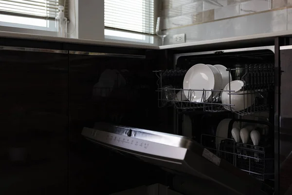 Біла Тарілка Миска Верхній Стійці Ложці Нижній Стійці Посудомийної Машини — стокове фото