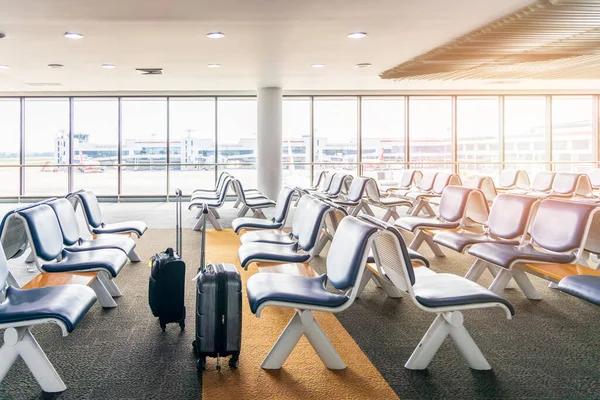 机场的排座位 机场的空金属座椅 候车室家具 机场起飞或携带行李或行李到达 乘客座位 靠窗照明 假日旅行 — 图库照片