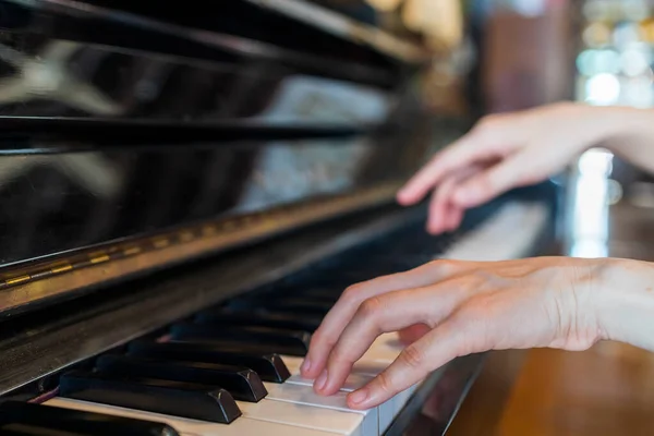 Руки Женщины Играющей Рояле Музыкальной Школе Две Руки Разным Уровнем — стоковое фото