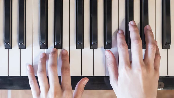 Руки Женщины Играющей Рояле Музыкальной Школе Две Руки Разным Уровнем — стоковое фото