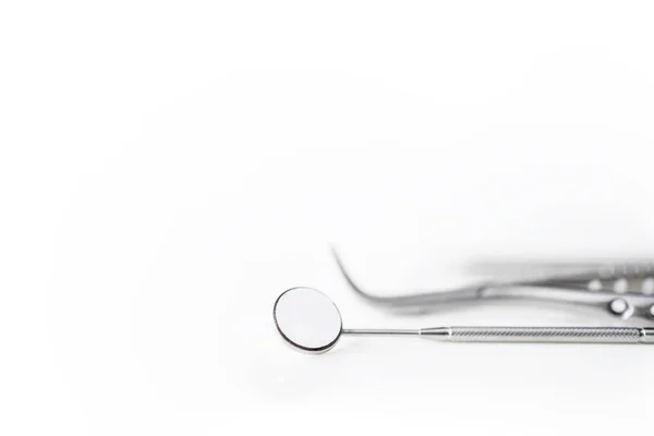 Zahnspiegel Oder Instrument Auf Weißem Tisch Mit Unscharfem Hintergrund Und — Stockfoto