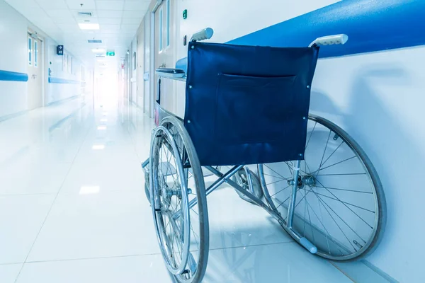 Синий Тон Пустой Инвалидной Коляски Больнице Клинике Коридоре Легким Туннелем — стоковое фото