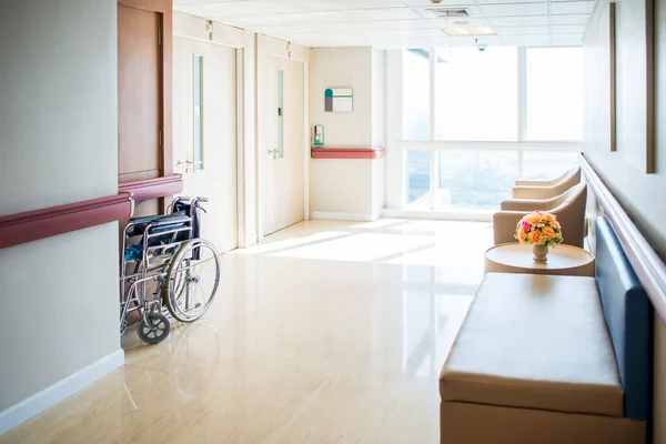 병원이나 진료소 복도에 가벼운 백그라운드 환자를 정형외과 병동에 — 스톡 사진