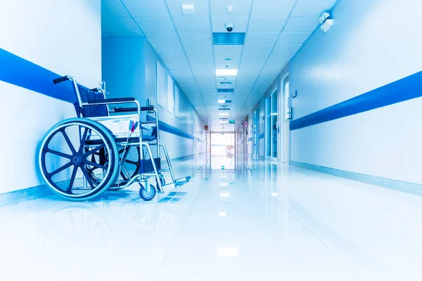 병원이나 진료소 복도에 푸른색의 휠체어 청록색 환자를 정형외과 병동에서 Blur — 스톡 사진