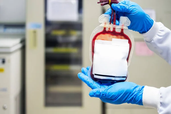 병원에 환자의 헌혈이나 치료를 손으로 비닐봉지를 — 스톡 사진