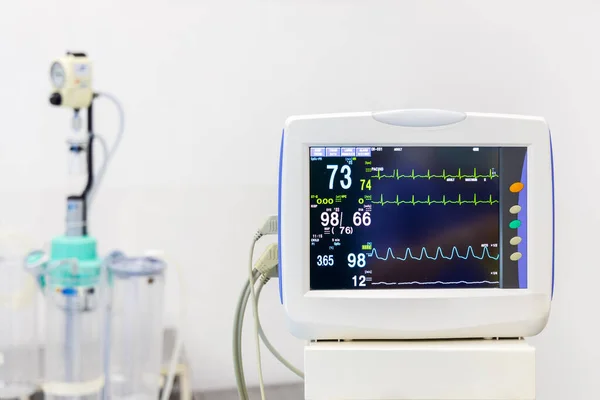 생명에 필수적 사인은 수술실이나 병원에서의 기술을 심박수나 혈압은 기록되었다 정상적 — 스톡 사진