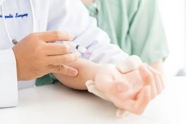 Médico Que Injeção Esteroide Droga Para Mão Paciente Para Tratamento — Fotografia de Stock