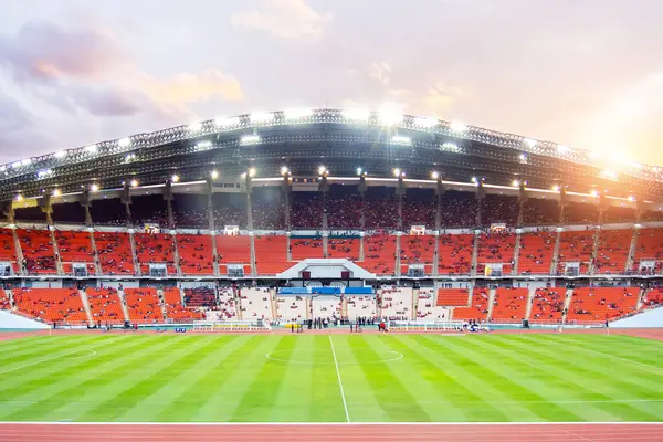 Maçtan önce. Stadyum ve renkli el fenerleri. Alacakaranlıkta kopyalanmış bir el ilanı. Spor anlayışı, rekabet, kazanma, eylem. Boş futbol sahası.