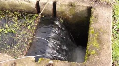 Su akışı, küçük beton sızıntısı baraj taşması, baraj taşması.