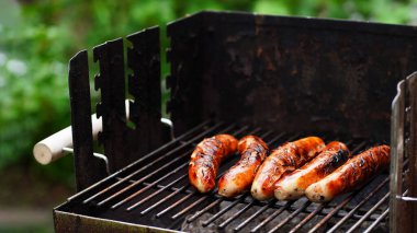 Izgara domuz sosisi, dökme demir ızgara, üst manzara.