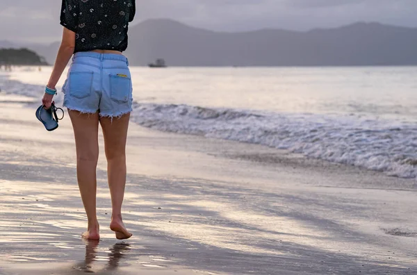 Kumsalda yürüyen rahat insanlar.