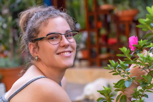 Mutlu kız doğal bir çiçeğe yakından bakıyor. Baharı takdir ediyorum.