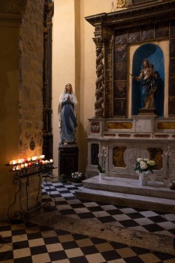 Fransa 'nın güneyindeki Vence' deki Notre Dame de la İsa 'nın doğumu katedralinde mumlar yakıldı..
