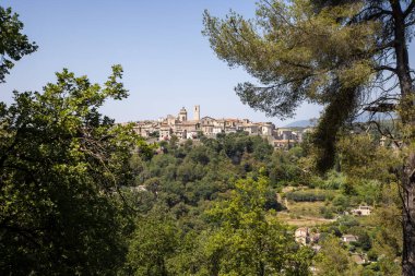 Fransa 'nın güney kıyısındaki Deniz Alpleri' ndeki Ortaçağ Saint Paul de Vence köyü.
