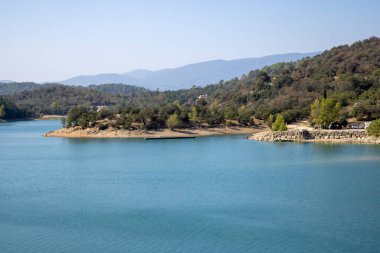 Fransız Rivierası 'ndaki Fayence yakınlarındaki Saint Cassien Gölü.