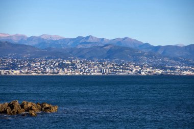 Fransa 'nın güneyindeki Antibes' teki Baie des Anges (Melekler Körfezi) 'ne bakın
