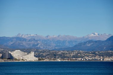 Fransa 'nın güneyindeki Antibes' teki Baie des Anges (Melekler Körfezi) 'ne bakın