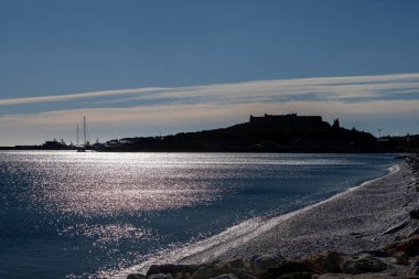 Fransız Rivierası 'ndaki Antibes' teki Siesta sahilinde güneş parlıyor.