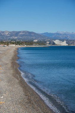 Fransa 'nın güneyindeki Antibes' teki Baie des Anges (Melekler Körfezi) 'ne bakın