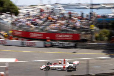 12 Mayıs 2024 'teki Monako Tarihi Grand Prix sırasında hareket bulanıklığıyla çekilen klasik yarış arabası.