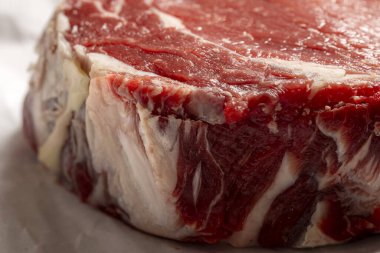 Şişmanlığı gösteren ambalaj kağıdına çiğ sığır pirzolası. 