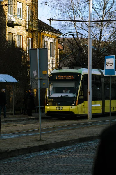 Die Straßenbahn Wartet Auf Die Fahrgäste — Stockfoto