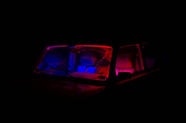 中に赤青の光が入る駐車場の車 — ストック写真