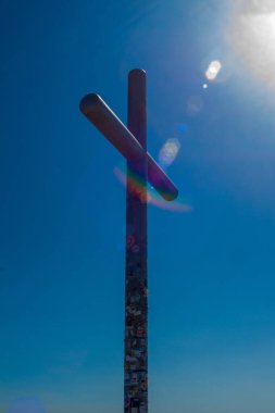 Mavi gökyüzünde haçı olan bir kilisenin alçak açılı görüntüsü.