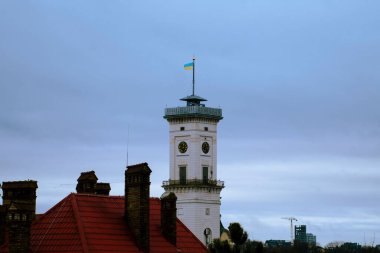 şehrin arka planda deniz feneri