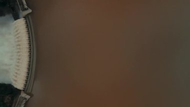 Dökülme sırasında barajın hava görüntüleri.