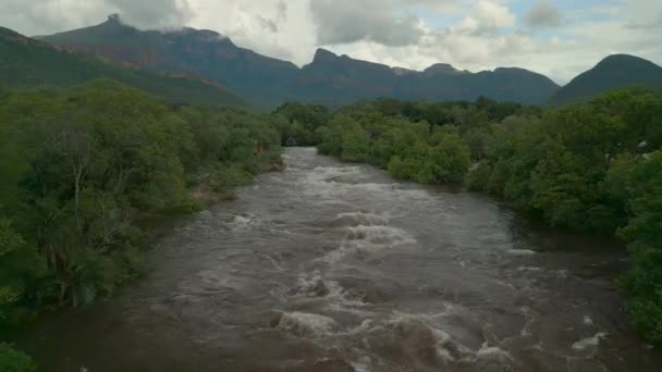 Fliegen Über Dem Fluss Mit Bergen Hintergrund — Stockvideo