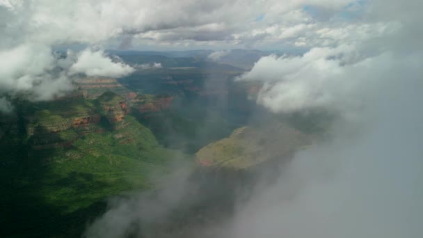 在云层中飞翔 打开峡谷 — 图库视频影像