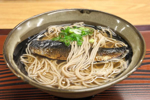 日本京都 2022年11月1日 Nishinsoba或Soba在热肉汤中的封闭 配上咸甜干鲱鱼或带有鲱鱼的Soba Noodle汤 — 图库照片