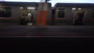 Kanagawa, Japonya - 9 Kasım 2022: Sabah Ofuna istasyonundan geçen sınırlı bir ekspres tren