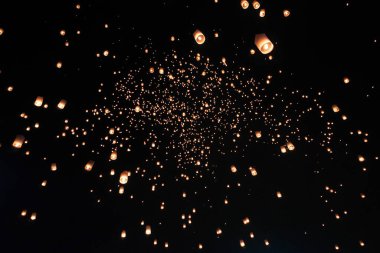Yi Peng Fener Festivali 'nde uçan fenerler, Chiang Mai, Tayland