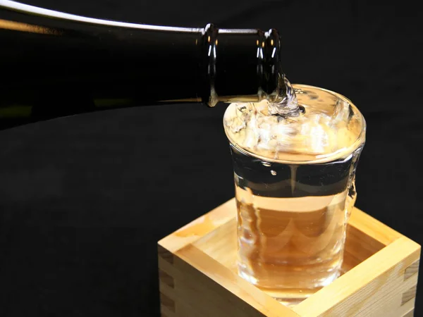 2022年11月15日木製四角形のカップに日本酒を入れる — ストック写真