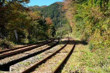 Shimane, Japonya - 6 Kasım 2022: Kisuki Hattı, Japonya 'daki Izumo Sakane istasyonu yakınlarında bir dönüşüm noktası