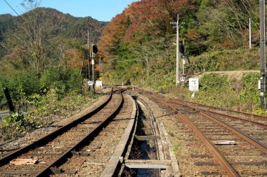 Shimane, Japonya - 6 Kasım 2022: Kisuki Hattı, Japonya 'daki Izumo Sakane istasyonu yakınlarında bir dönüşüm noktası