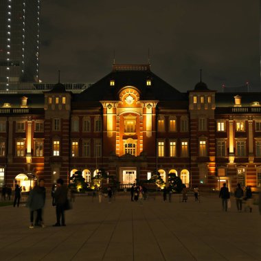 Tokyo, Japonya - 5 Kasım 2022: JR Tokyo istasyonunun gece ön cephesi