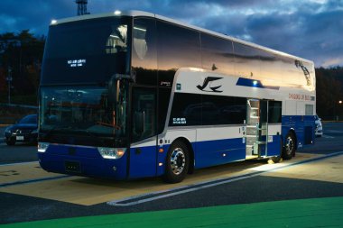 Okayama. Japonya - 6 Kasım 2022: çift katlı bir gece otobüsü, Susanoo, Hiruzen-kogen servis alanında.